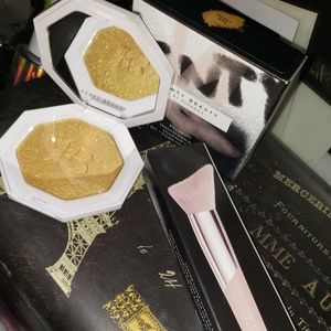 Fenty Beauty set highlighter and brush